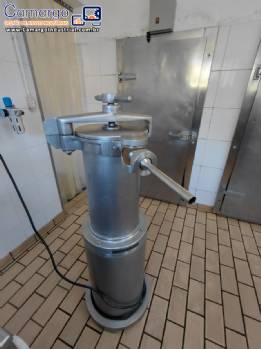 Embutideira pneum�tica em inox 150 at� 300 Kg por hora KLAINOX