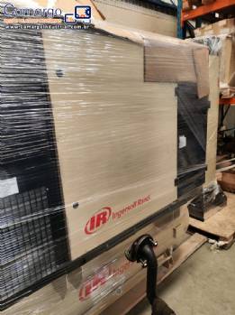 Compressora de parafuso com 30 hp e secador de ar Ingersoll Rand