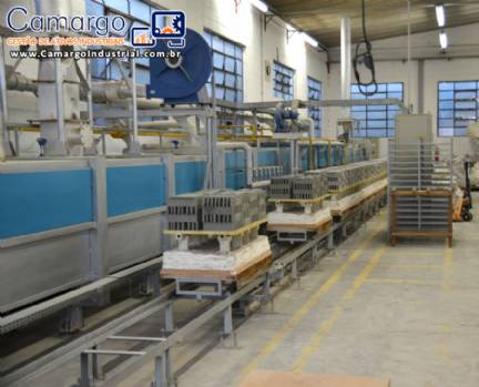 Forno t�nel com vagonetas para queima de revestimentos cer�micos