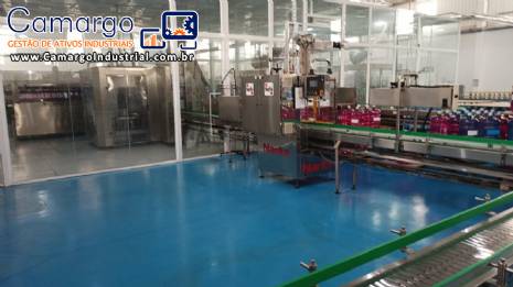 Linha de envase rotativa para gal�o 20 litros com 14 bicos rinser VMC com rotuladora sleeve Narita